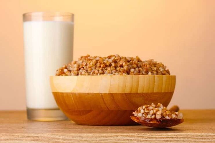 Porridge de sarrasin et verre de lait